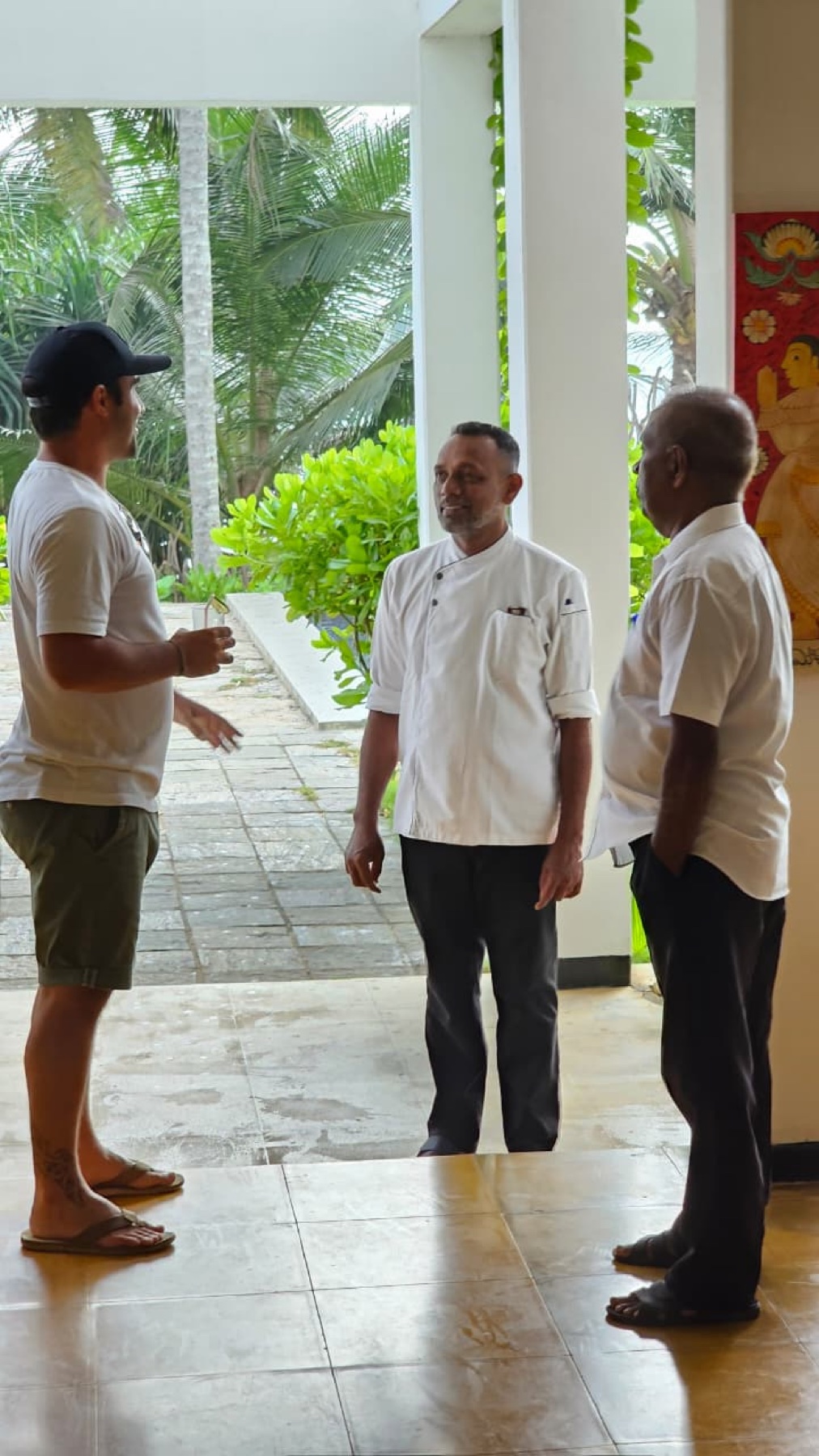 Mathieu échangeant avec une équipe hôtelière au Sri Lanka